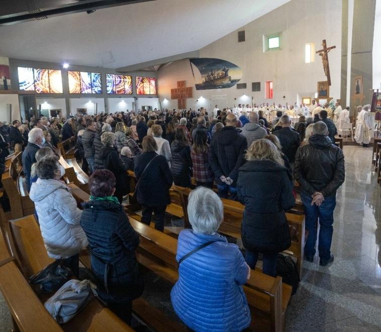 Le ceneri di don Gino Franchi accanto alla chiesa della sua vita: «Lo ricorderemo così»