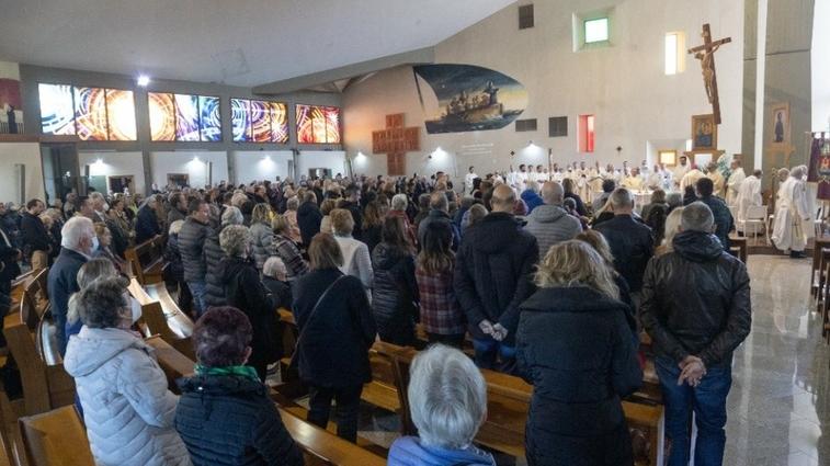 Le ceneri di don Gino Franchi accanto alla chiesa della sua vita: «Lo ricorderemo così»