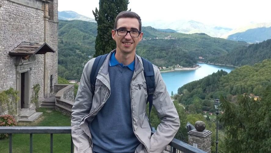 Dalla laurea alla Scuola Normale fino alla vocazione per il sacerdozio: la storia di Roberto Zucchi, figlio del rettore