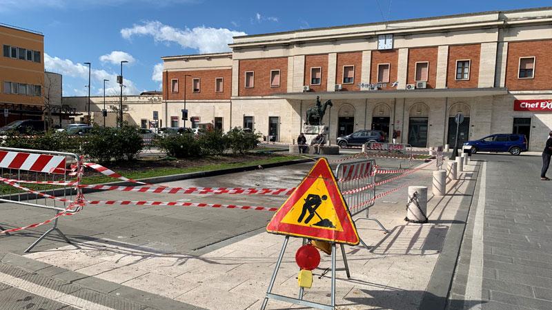 Asfalto scivoloso vicino alle fontane, cade e si ferisce: la piazza viene transennata