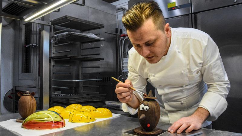 Grosseto, la Pasqua della pasticceria “stellata”: ecco l’uovo Pinocchio