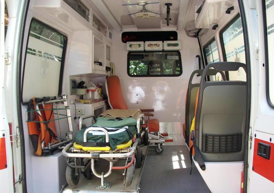 Resta schiacciato sotto al trattore: 79enne trasportato in ospedale