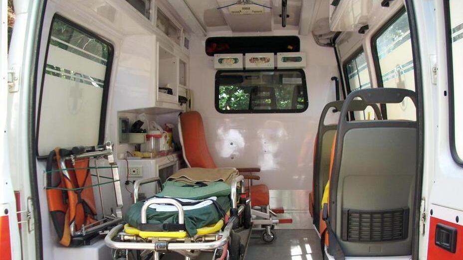 Resta schiacciato sotto al trattore: 79enne trasportato in ospedale