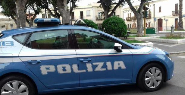Cagliari, fermano 2 stranieri che si scambiano droga e vengono circondati e aggrediti: 4 poliziotti al pronto soccorso