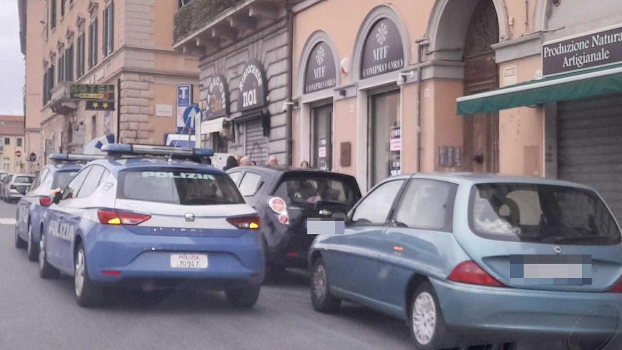 La polizia in piazza della Repubblica (foto d'archivio)