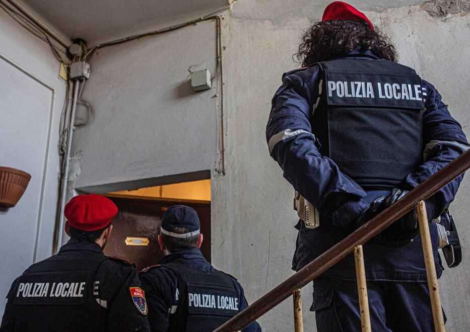 Agenti durante uno sfratto