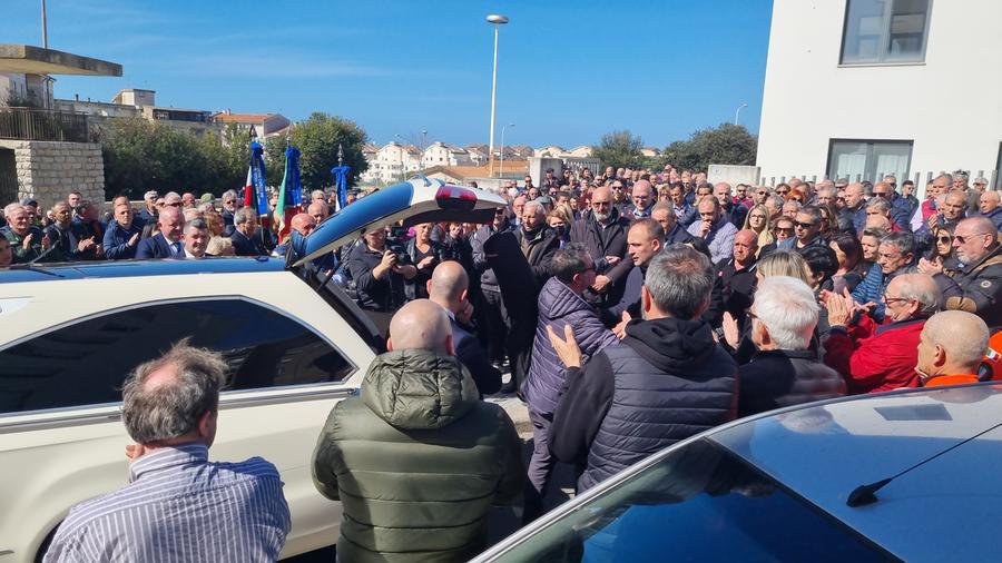 
	Folla ai funerali di Rino Tedde <em>(foto Mauro Chessa)</em>

