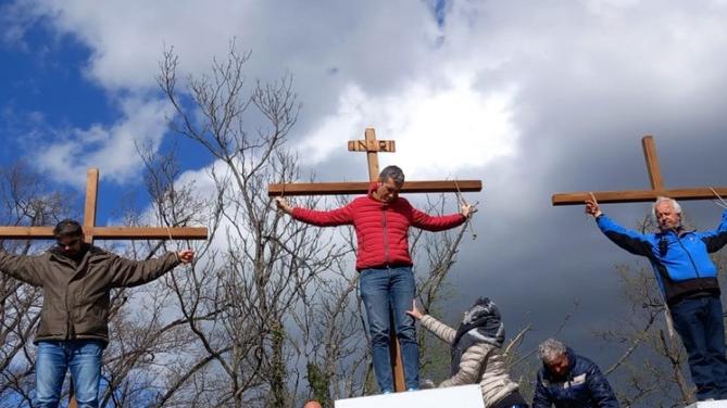Tre croci sul Leto La Passione di Gesù andrà in scena nel parco della Pieve