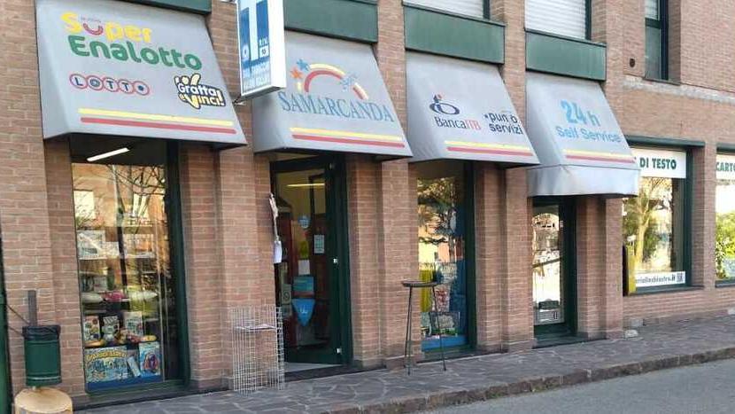 Carpi Pistola puntata alla tempia: rapina choc alla tabaccheria