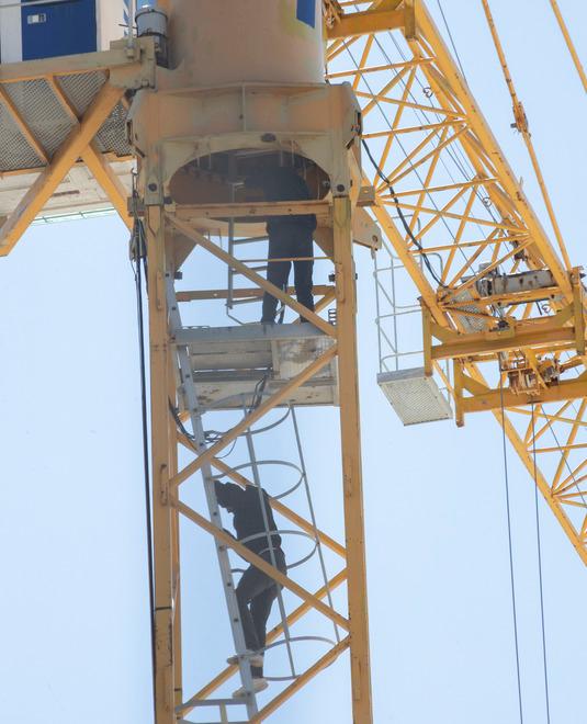 Modena Si arrampicano sulla gru «Pagateci o non scendiamo»