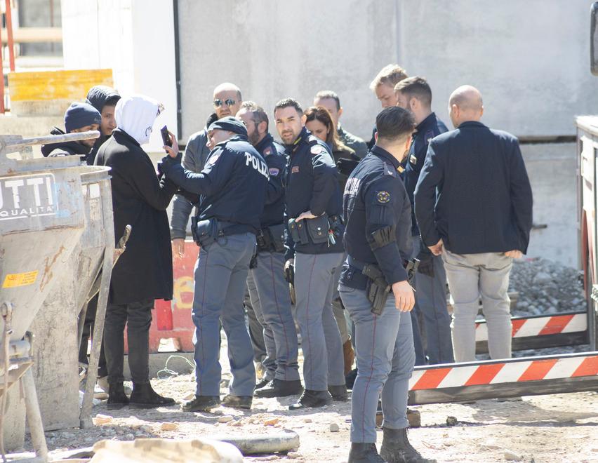 Modena, operai sulla gru. Il sindacalista-negoziatore «Hanno anche chiesto scusa» 