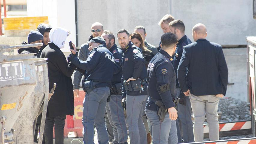 Modena, operai sulla gru. Il sindacalista-negoziatore «Hanno anche chiesto scusa»