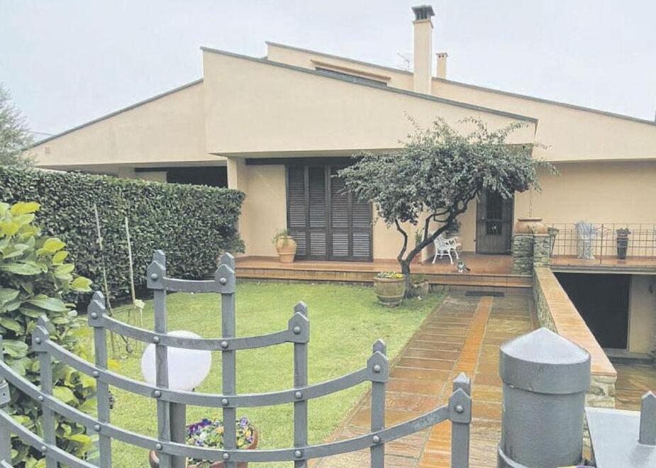Pontedera, picchia e rapina anziana in casa: incastrato grazie alla badante