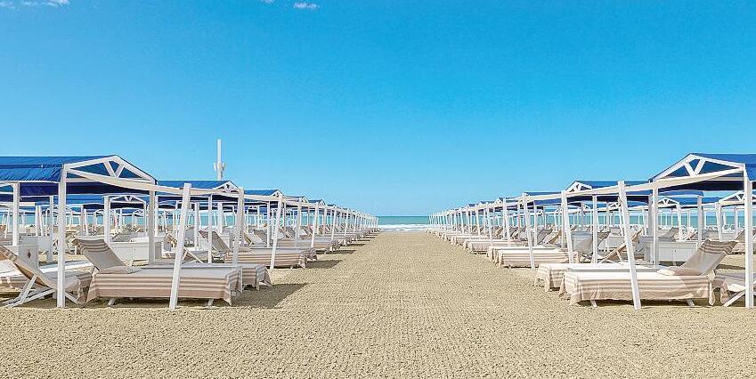 Forte dei Marmi, «solo 40 cene all'anno nei bagni e devono essere libere»: commercianti contro il sindaco
