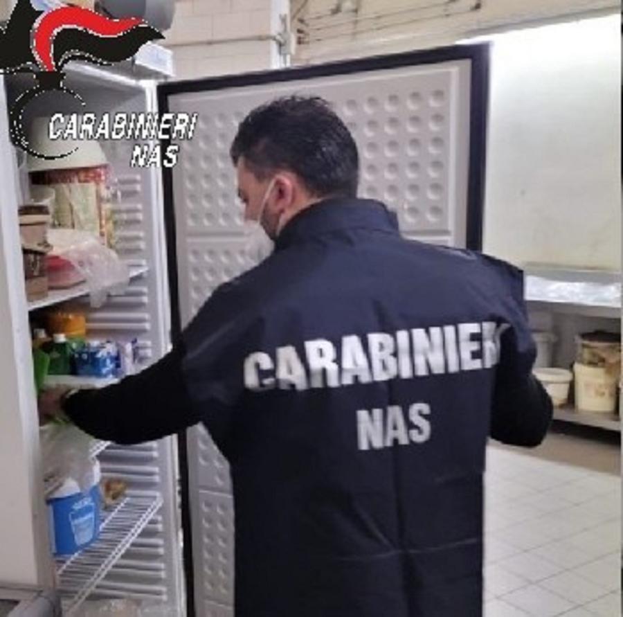 
	Un carabiniere del Nas durante un controllo (foto d'archivio)


