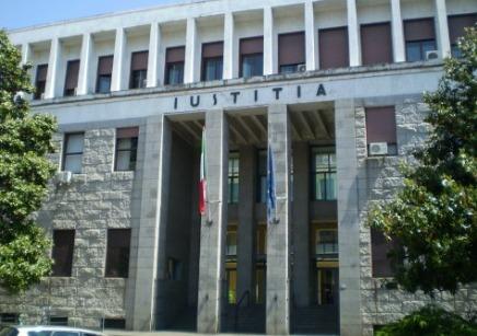 Polemiche sui parcheggi, la presidente vicaria: «Le aree intorno al Tribunale sono demaniali e non comunali»