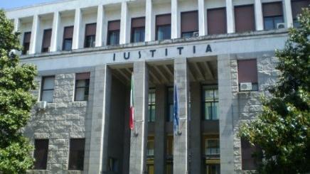 Polemiche sui parcheggi, la presidente vicaria: «Le aree intorno al Tribunale sono demaniali e non comunali»