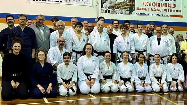 Gran festa per gli 80 anni di Achilli. Che abbraccio al “papà” del karate
