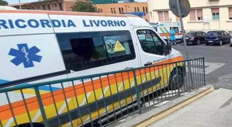 
	Un'ambulanza della Misericordia di via Verdi fuori dal pronto soccorso (foto d'archivio)

