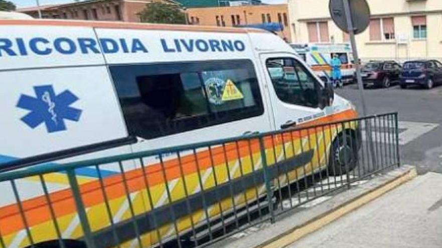 Un'ambulanza della Misericordia di via Verdi fuori dal pronto soccorso (foto d'archivio)