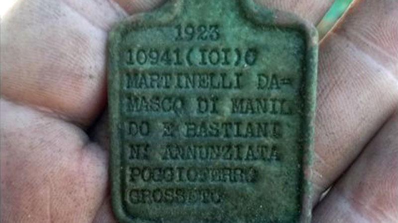 Grosseto, ritrova la piastrina perduta dal soldato: «Cerco i suoi eredi»