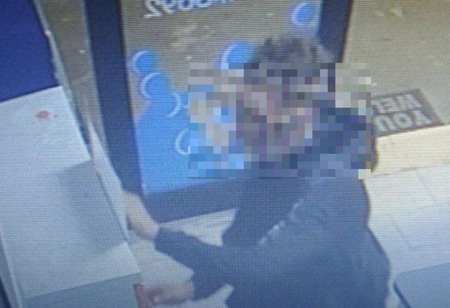 
	L'uomo ripreso durante un furto&nbsp;

