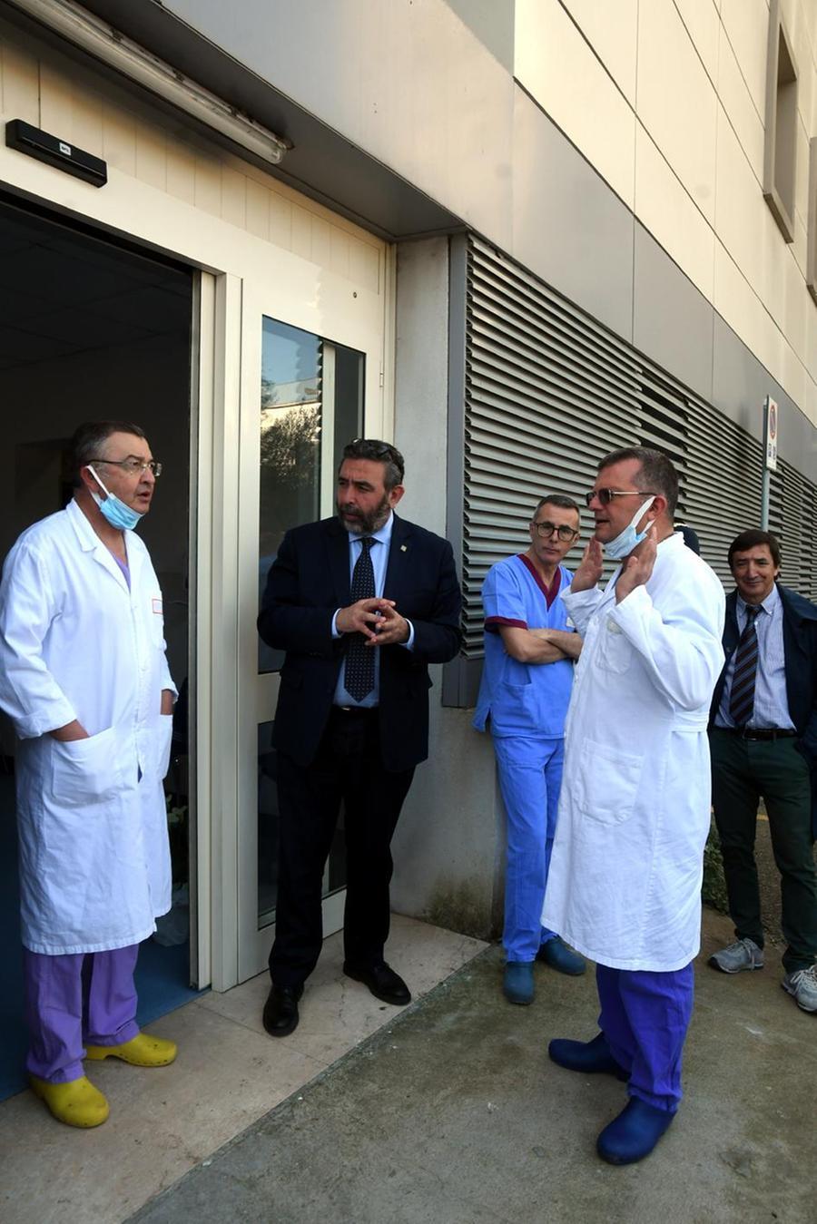 
	Al centro l'assessore Carlo Doria col direttore del reparto di Urologia Vincenzo Pecoraro (a sinistra nella foto) e altri medici

