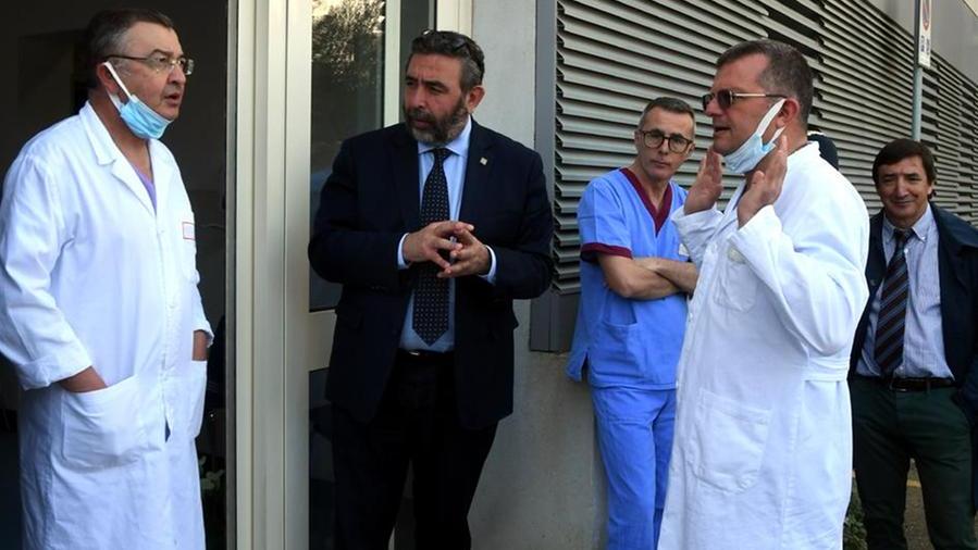 
	Al centro l&#39;assessore Carlo Doria col direttore del reparto di Urologia Vincenzo Pecoraro (a sinistra nella foto) e altri medici

