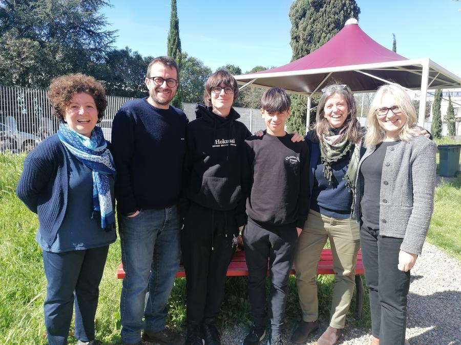
	Niccol&ograve; Mastrolia e Matteo Niccoli insieme ai loro insegnanti del Dagomari


