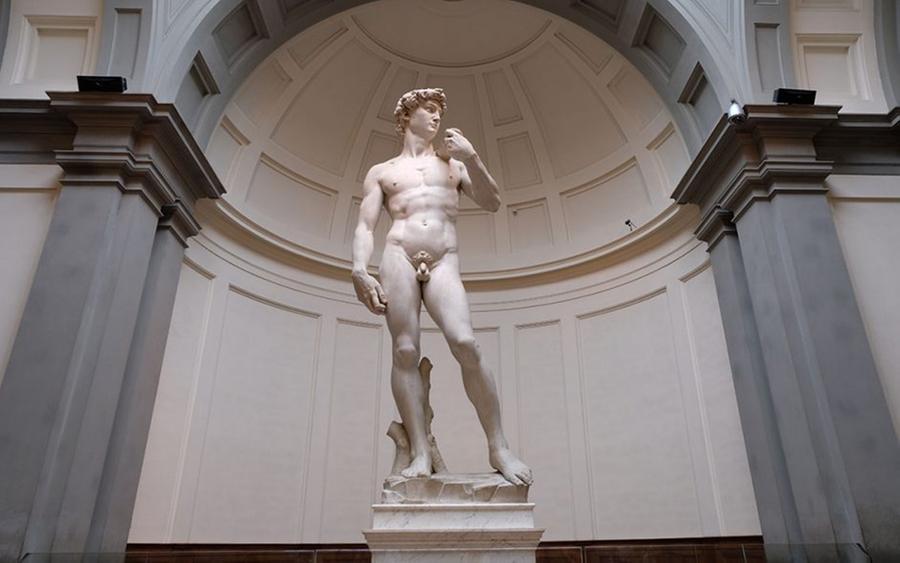 Costretta a dimettersi per aver mostrato la foto del David, la preside Usa sarà a Firenze a metà aprile