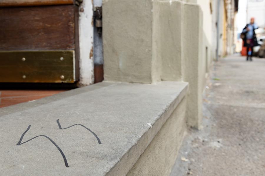 Firenze, scritta antisemita nel portone di un palazzo inneggia alle SS