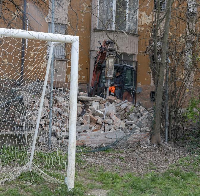 Modena Abbattuta la baracca della droga Gioia dei residenti «Grazie, era ora» 