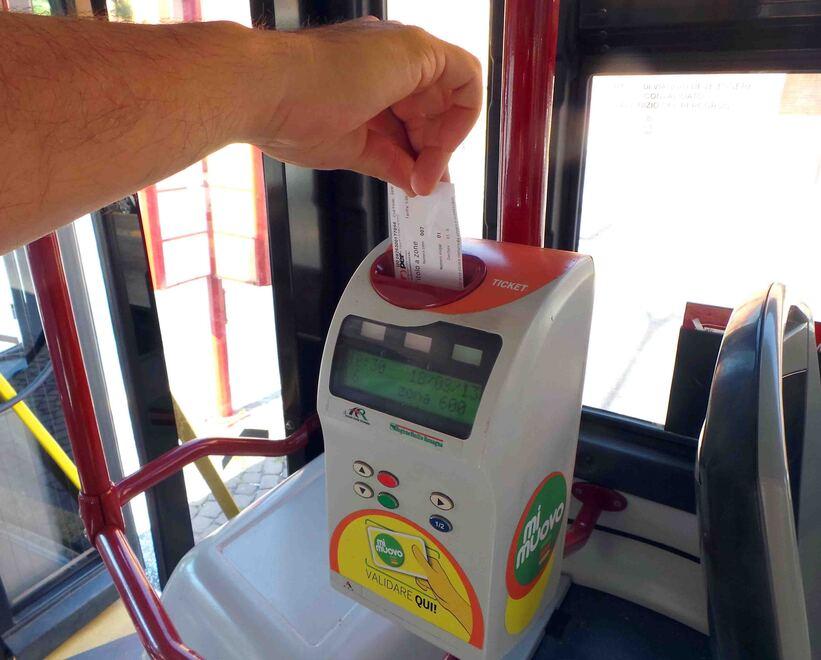 Ferrara, oblitera “verde” ma non è in regola: multa di 75 euro sull’autobus