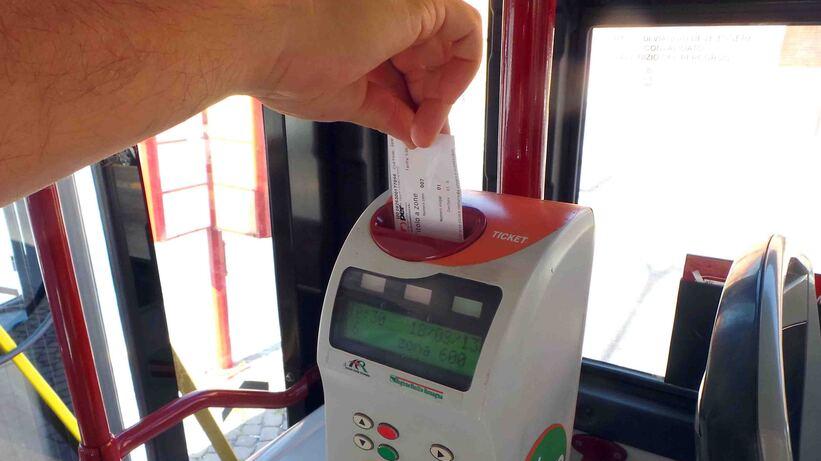 Ferrara, oblitera “verde” ma non è in regola: multa di 75 euro sull’autobus