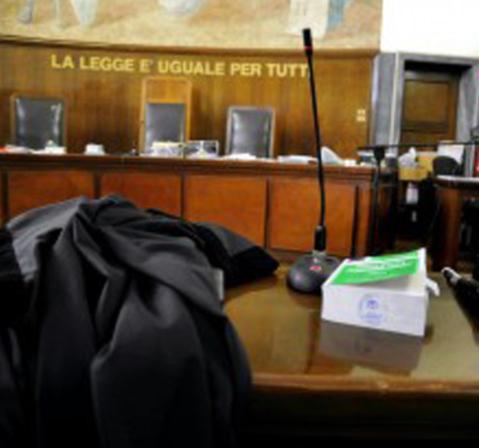 Pontedera, botte dopo il sesso ai giardinetti: operaio condannato a 3 anni
