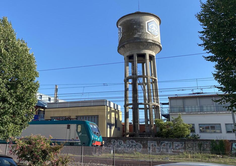 Pontedera, il “serbatoio Piaggio” sarà demolito: ecco perché. Buttarlo giù costerà quasi 300mila euro