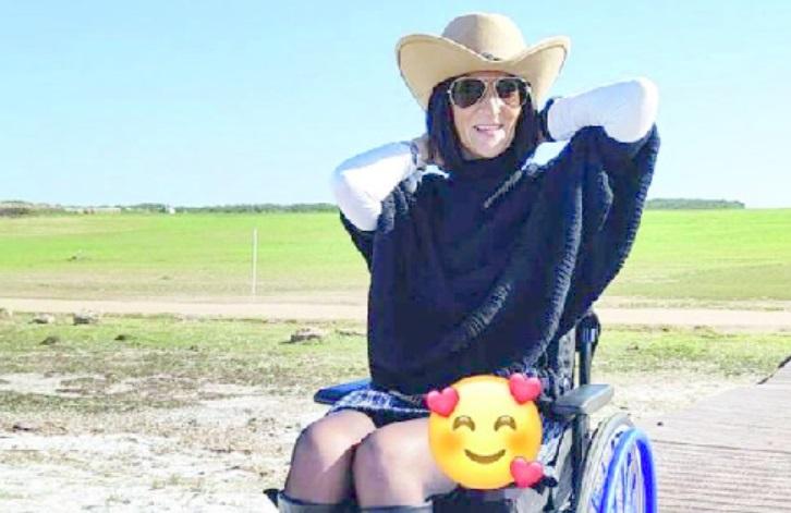 Cercando  normalità sulla sedia a rotelle e senza poter mangiare né bere