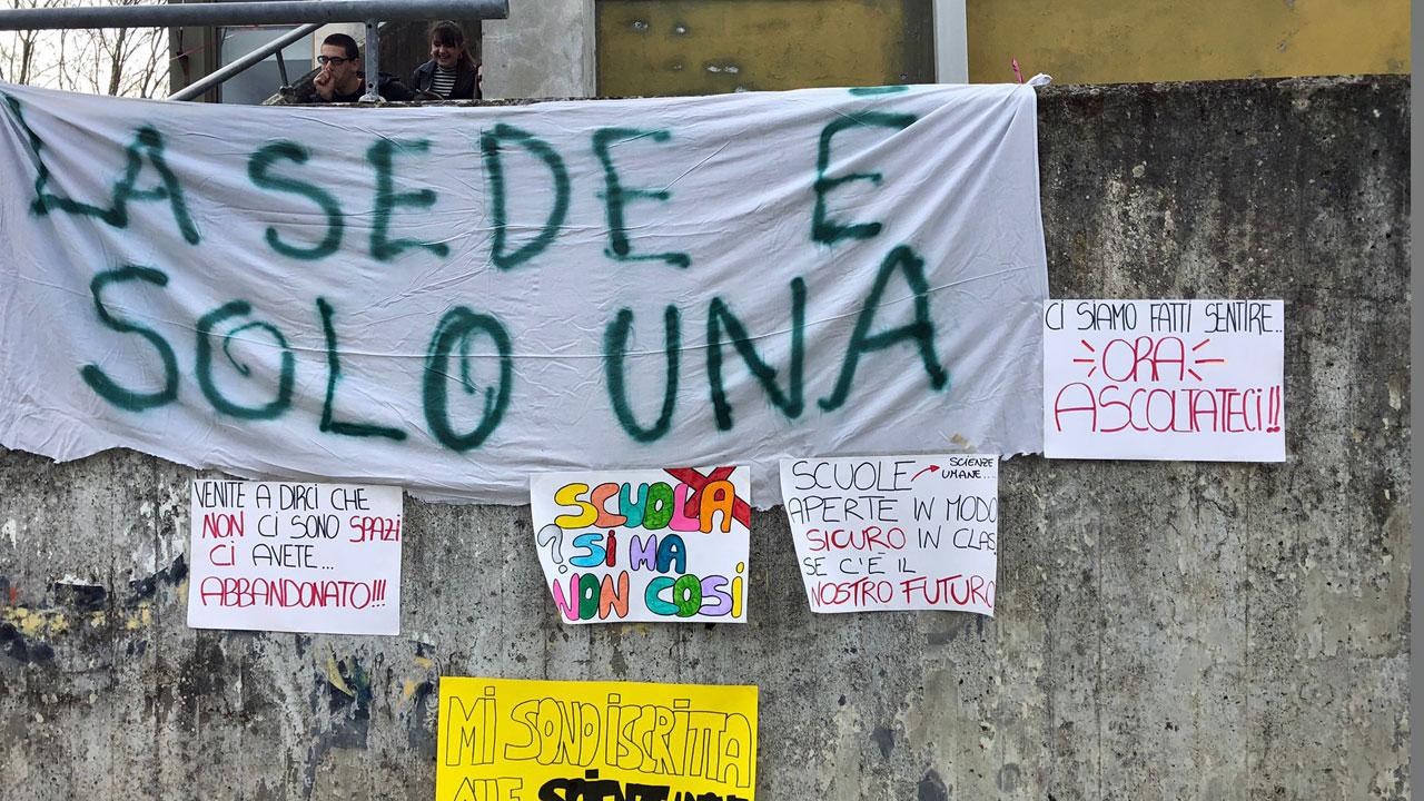 Liceali delle Scienze umane di Carrara ancora in agitazione per le classi divise in due sedi
