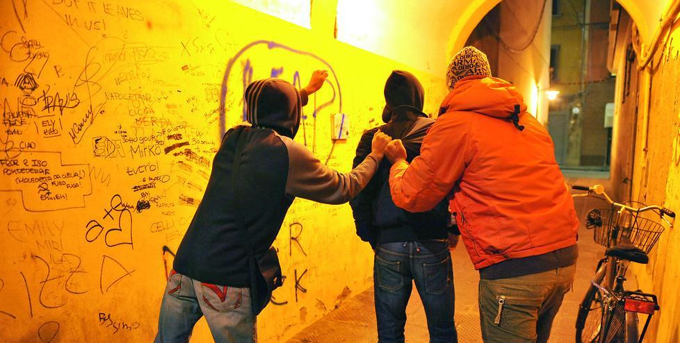 «Bullizzato dai compagni» e si fa bocciare per non vederli: due ventenni sotto processo a Grosseto