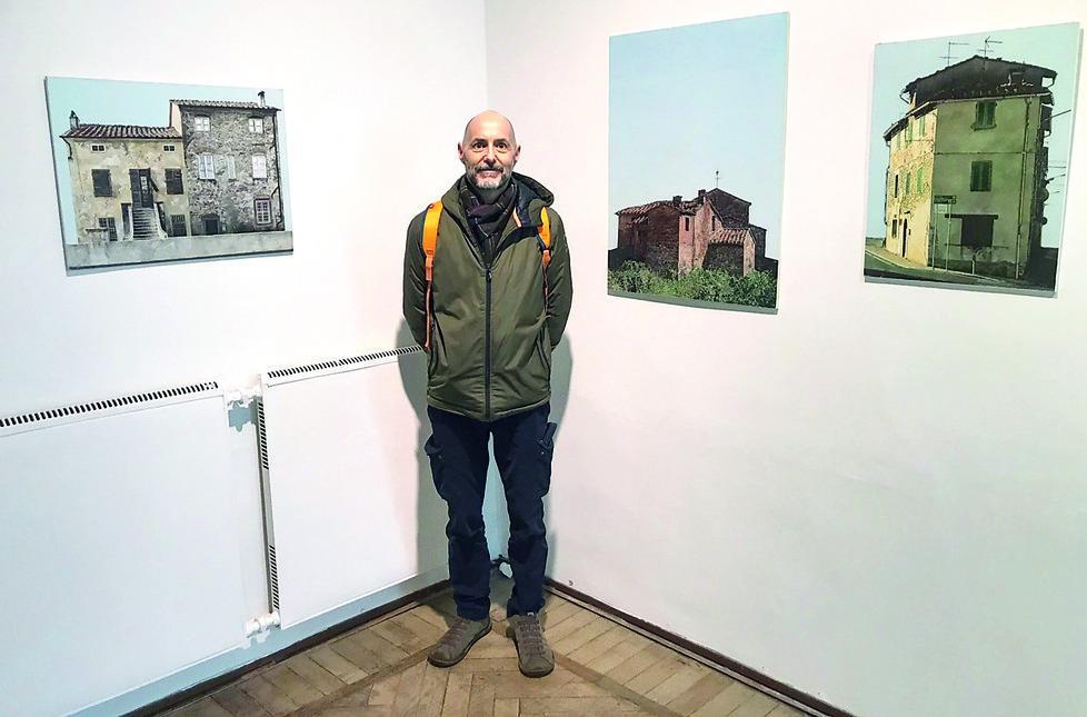 Pieve a Nievole, la doppia vita di Simone: parrucchiere e pittore. «Entrambe attività artigianali che mi appagano»