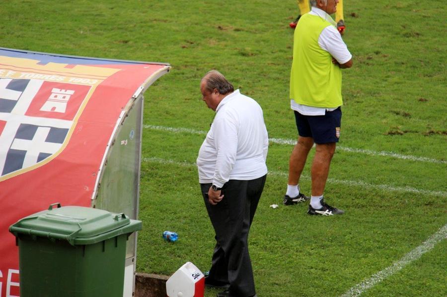 
	Piraino a testa bassa in campo durante una partita della Torres

