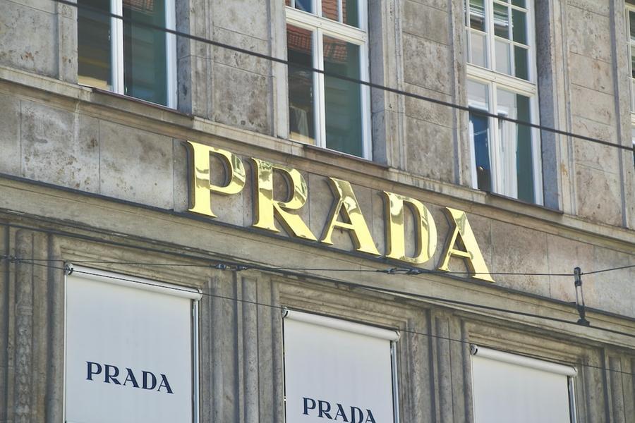 Prada annuncia oltre 400 assunzioni in Italia: 100 nello stabilimento di Scandicci, 50 a Piancastagnaio