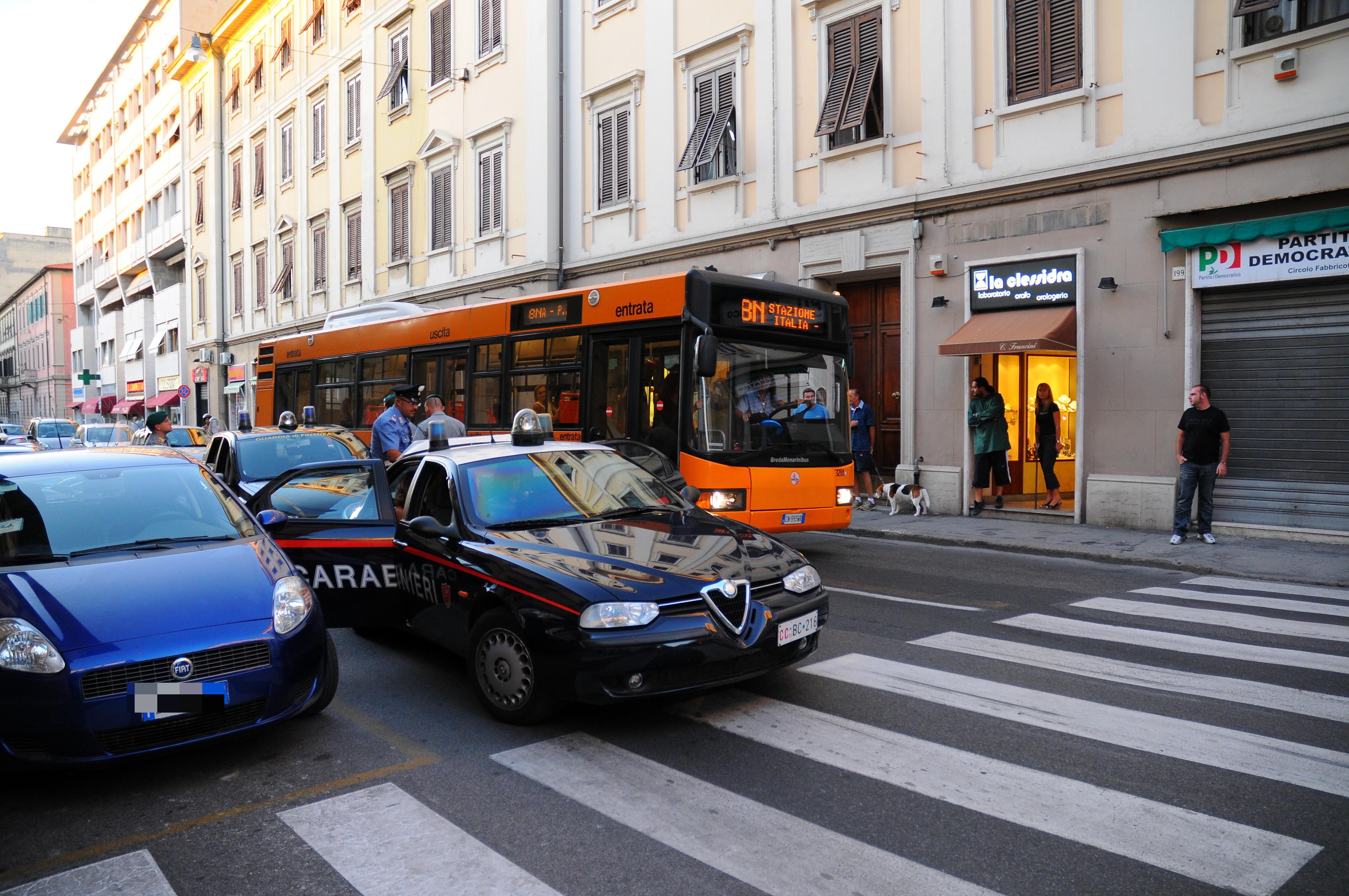 I carabinieri durante un intervento per dei violenti su un bus (foto d'archivio)