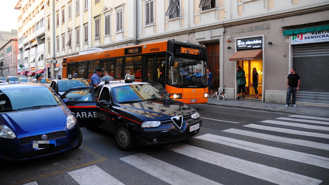 I carabinieri durante un intervento per dei violenti su un bus (foto d'archivio)