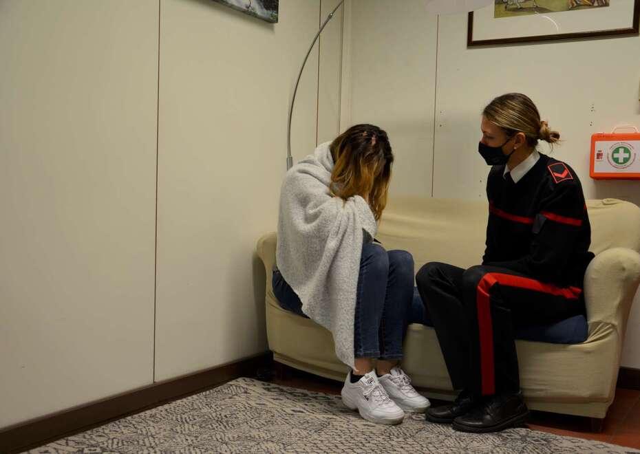 Ferrara, insulti, schiaffi e calci dal marito. «Geloso perché sono più bella»