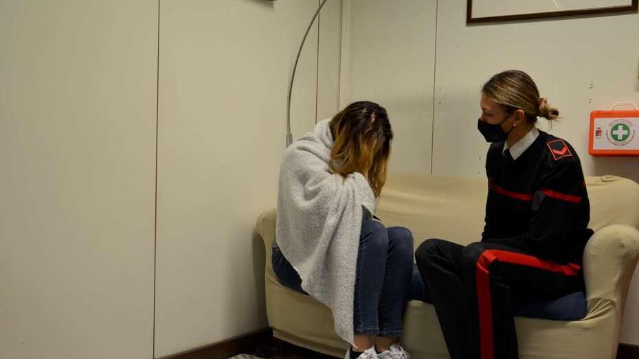 Ferrara, insulti, schiaffi e calci dal marito. «Geloso perché sono più bella»