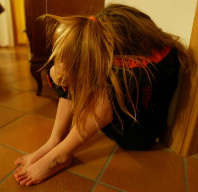 Tolta la figlia, vuol darsi fuoco