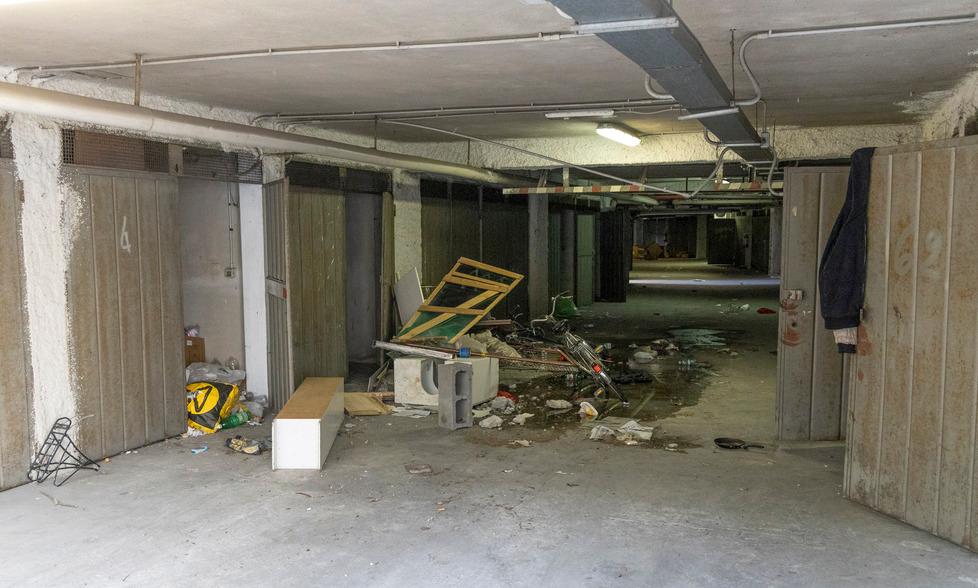 Modena: feci, sporcizia e disperazione I garage usati come dormitori 