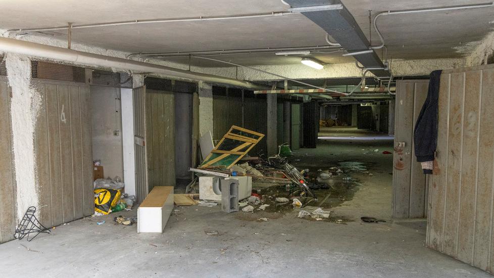 Modena: feci, sporcizia e disperazione I garage usati come dormitori 