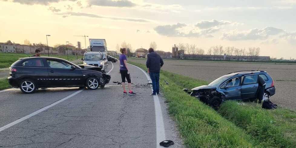 Bomporto. Frontale tra due auto a Solara Tre feriti e traffico in tilt per ore 
